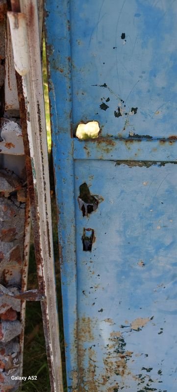 Puerta de chapa con marco azul en venta - imagen 2
