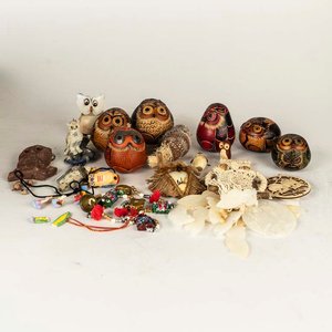 Lote siguiente: Lote de Adornos Varios: Búhos, Colgantes y Figuras Decorativas