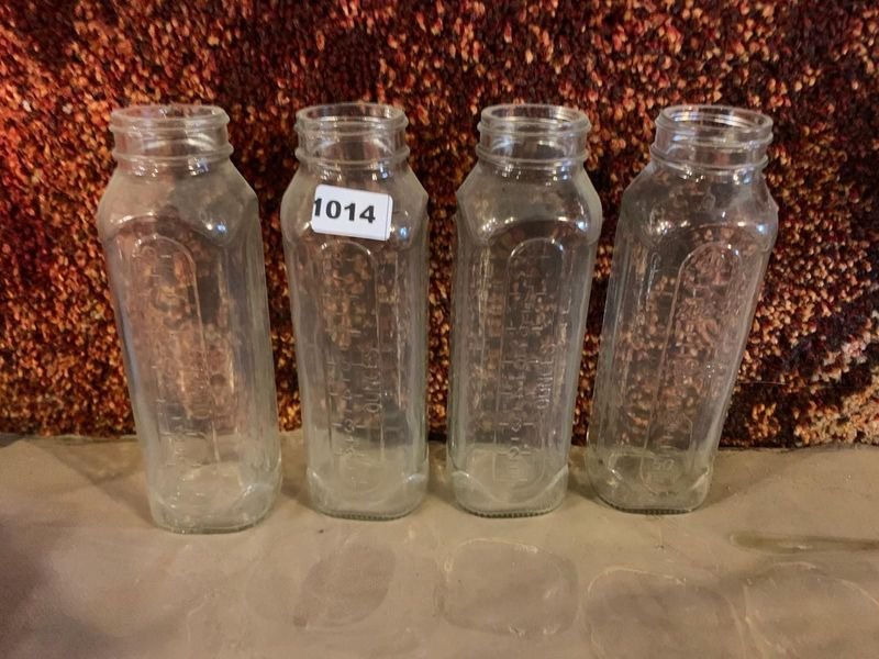 Lote siguiente: Botellas de vidrio transparente para medir