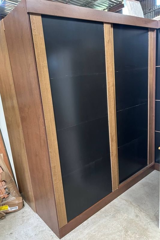 Lote siguiente: Placard Dos Puertas Corredizas Altura 208 Largo 178 Profundidad 50