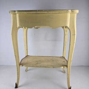 Mesa Auxiliar Francesa Estilo Luis XV con Detalles en Bronce - imagen 9