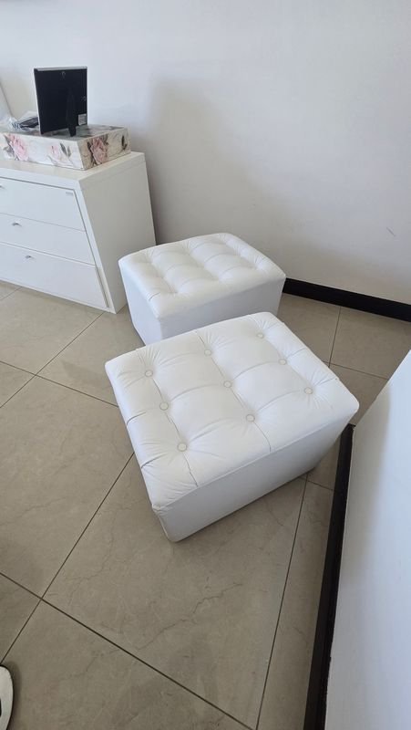 Banquetas capitoneadas de cuero blanco - imagen 2