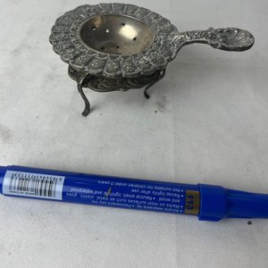 Colador de Platería con Soporte y Detalles Repujados - imagen 2