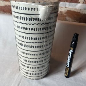 Jarra de Melamina Blanca con Diseño Rayado Negro - imagen 2