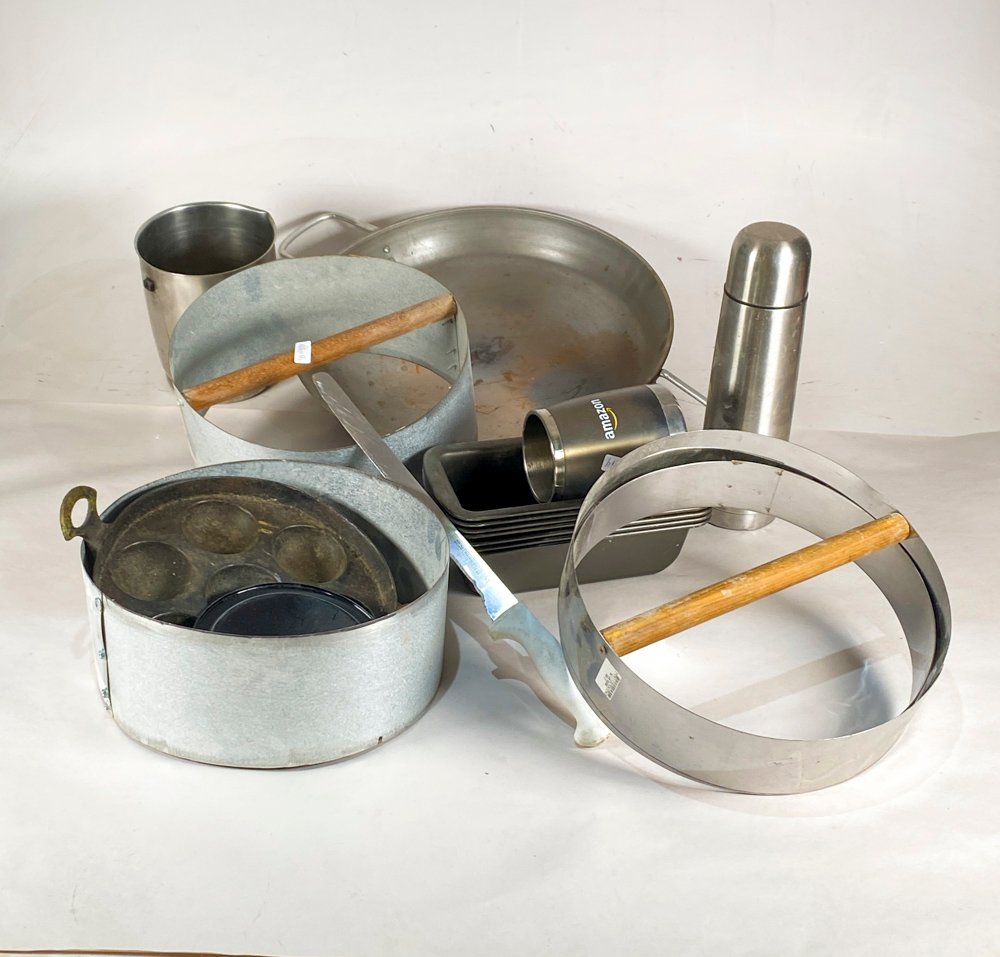 Lote de Artículos de Cocina: Paellera, Moldes, Jarra, Termo y Más