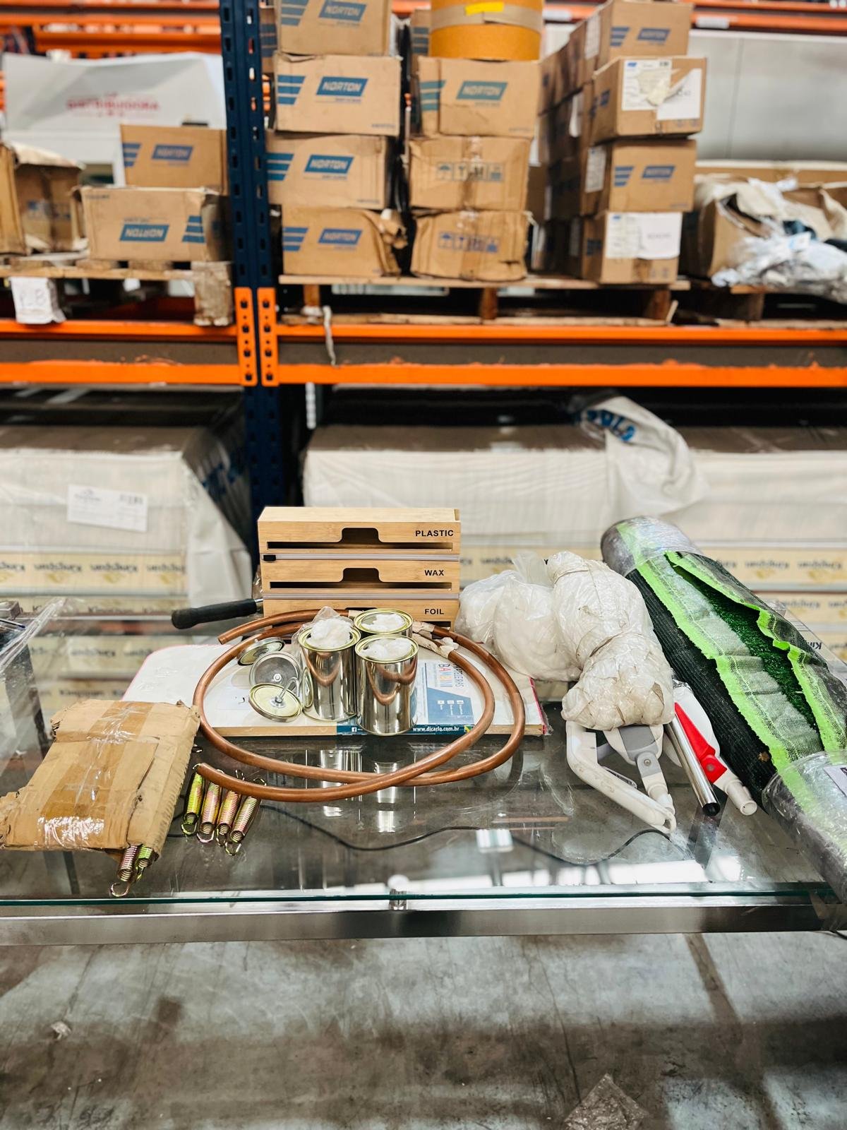 Lote de Resortes, Césped Sintético, Caño de Cobre y Otros Artículos