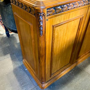 Mueble Bar o Aparador de Madera con Detalles Tallados - imagen 2