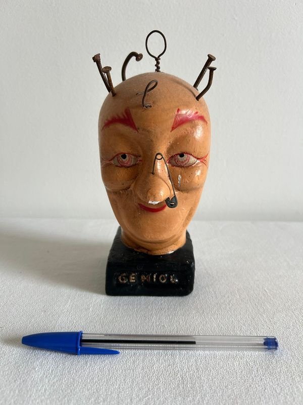 Figura "Geniol" con Clavos en Cabeza
