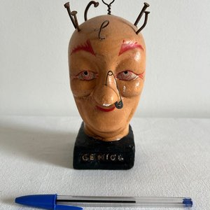 Figura "Geniol" con Clavos en Cabeza - imagen 1
