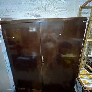 Ropero de Madera Oscura con Dos Puertas y Compartimentos Interiores - imagen 4