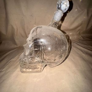 Porrón de Vidrio Transparente con Tapa de Cristal Diseño Calavera - imagen 3