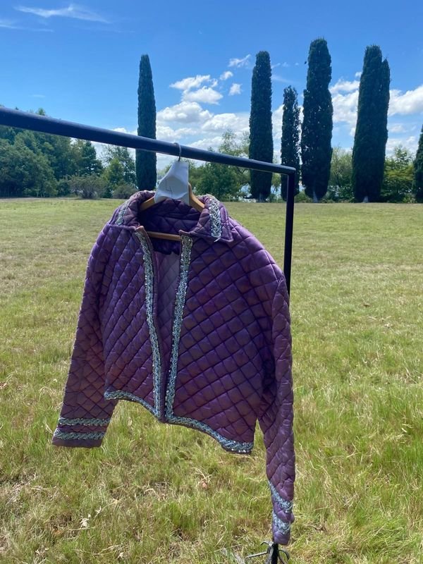Campera con capa de lentejuelas y diseño acolchado - imagen 1