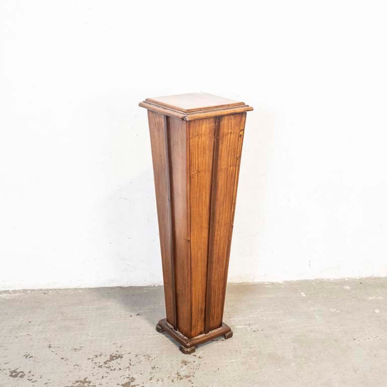 Lote siguiente: Pedestal de madera estilo art nouveau con detalles en el lustre