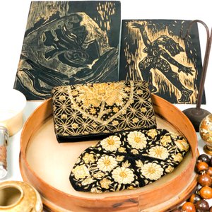 Lote de Carteritas, Floreritos, Placas de Sello, Lentes y Rosario de Madera - imagen 3