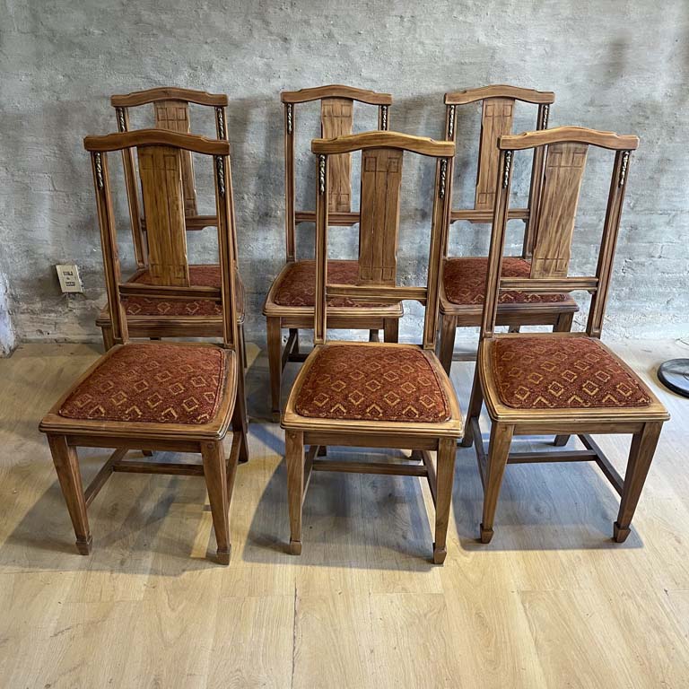 Lote siguiente: 6 Sillas Inglesas con Asientos Recién Tapizados - Medidas: 45x42x104cm