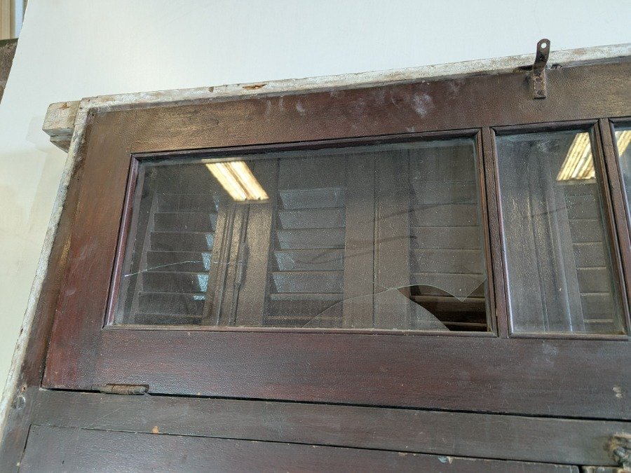 Ventana antigua con dos hojas batientes y banderola superior - imagen 4