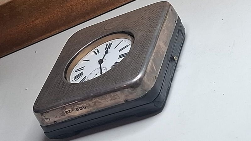 Reloj de viaje en plata con estuche y detalles - imagen 7