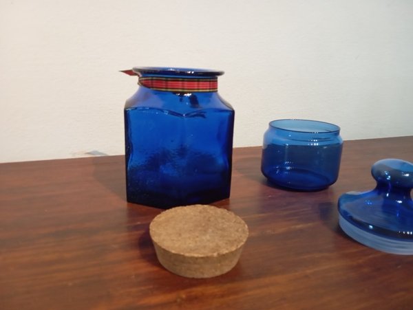 Dos frascos azules con tapas especiales - imagen 5