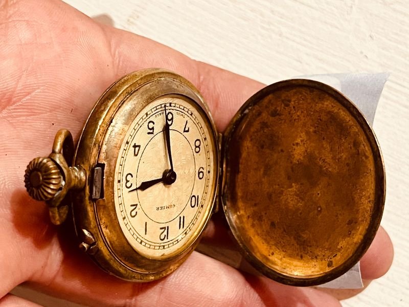 Reloj de bolsillo antiguo con detalles ornamentales - imagen 5