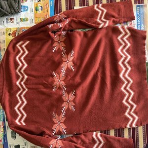 Lote de 5 Prendas de Vestir: Pantalón, Suéter y Blusas - imagen 15