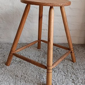 Taburete de Madera Rústico con Patas Estabilizadas - imagen 3