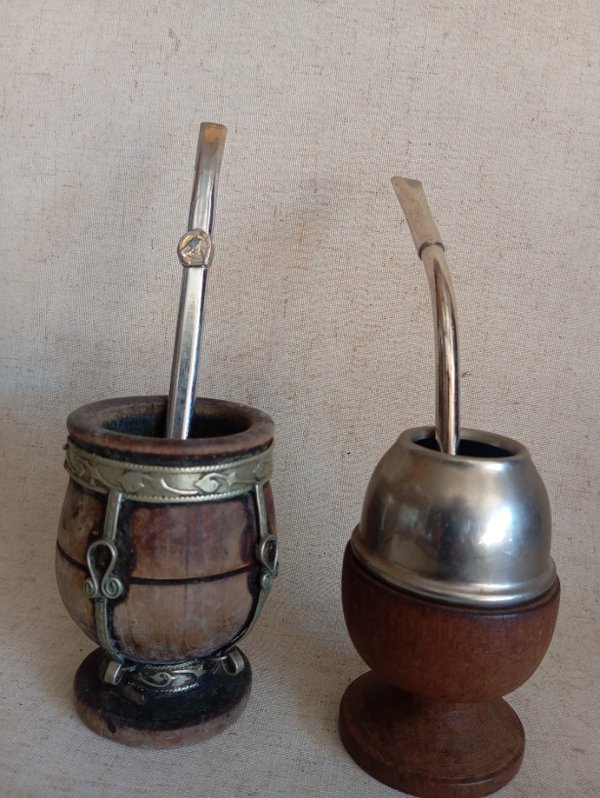 Dos tazas de metal con bombilla y accesorios - imagen 3