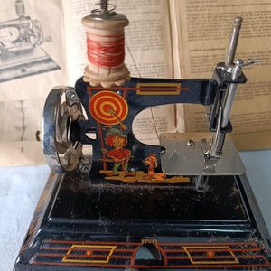 Máquina de Coser Juguete Vintage Casige Alemana con Caja y Manual - imagen 1