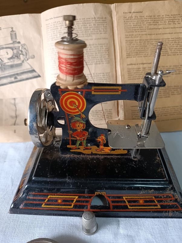 Máquina de Coser Juguete Vintage Casige Alemana con Caja y Manual