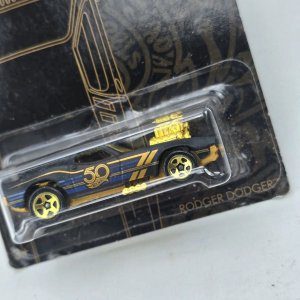 Hot Wheels 50 Aniversario Rodger Dodger Negro y Dorado - imagen 2