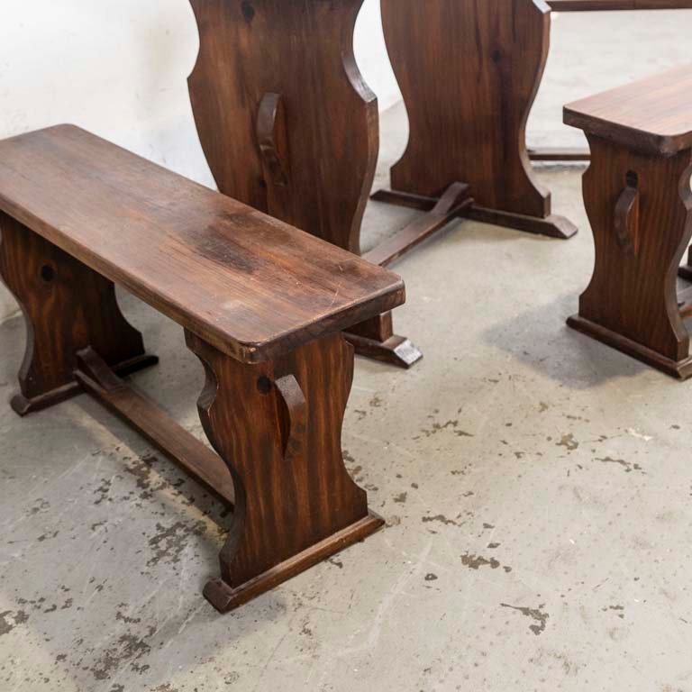 Muebles rústicos de pino: mesa y tres banquetas - imagen 2