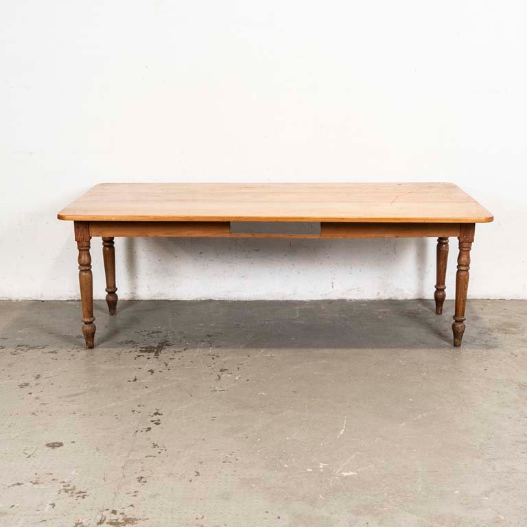 Lote siguiente: Mesa de comedor con patas torneadas para decorar tu hogar