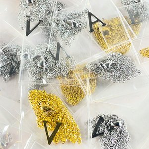 Lote de Cadenas con Dijes de Letras y Formas Variadas - imagen 2