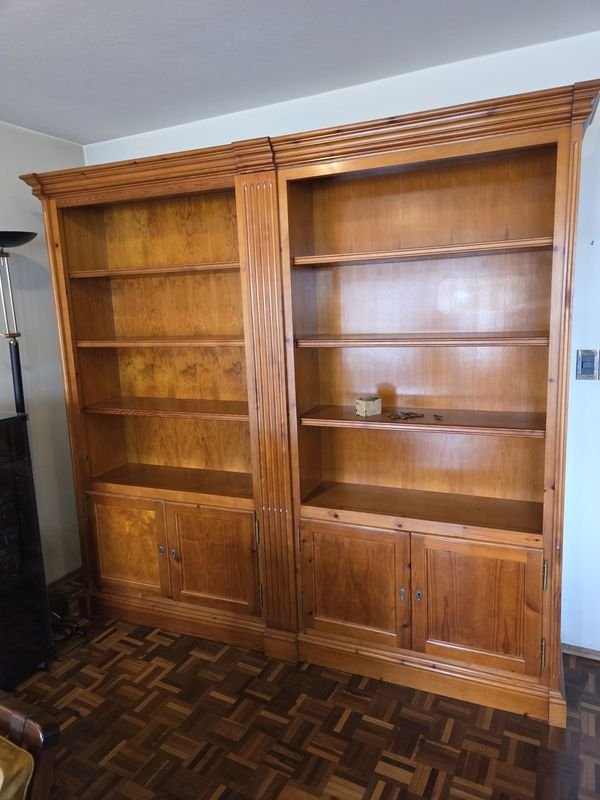 Lote siguiente: Excepcional biblioteca doble con bar extraíble desde su centro