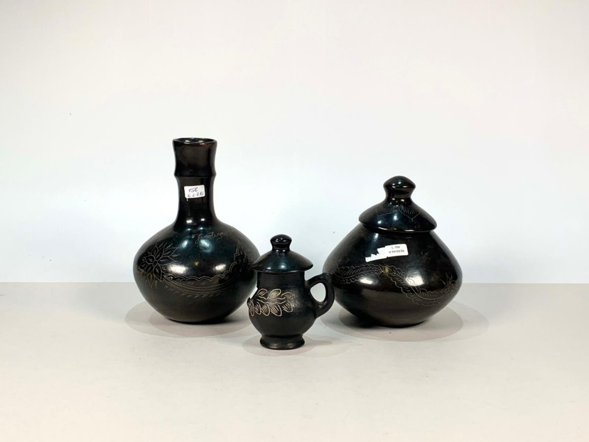Tres piezas en cerámica color negro con decoración floral