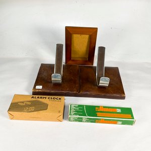 Lote anterior: Lote de 4 piezas: Perchero de cuerina, Vías de tren antiguas, Reloj despertador y Portarretratos