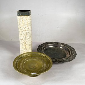 Lote siguiente: Juego de Tres Piezas: Dos Centros Labrados y Florero Vintage