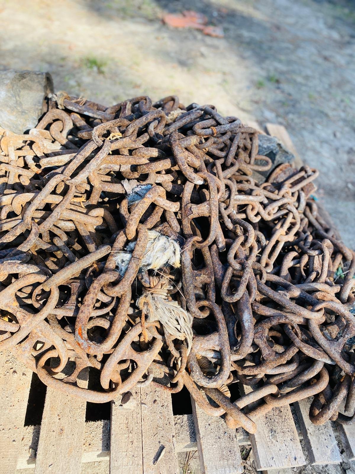 Cadenas de metal viejas y piedras - imagen 3