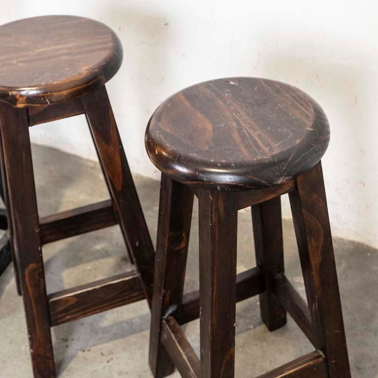 Tres taburetes de madera con diferentes diseños - imagen 2