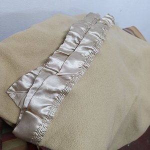 Frazada de Lana Beige 2 Plazas con Ribete Satinado - imagen 3