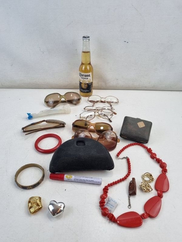 Lote de Anteojos, Collares, Pulseras y Accesorios Varios - imagen 1