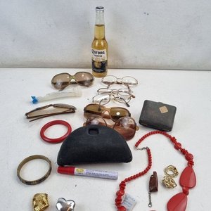 Lote de Anteojos, Collares, Pulseras y Accesorios Varios - imagen 1