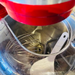 Lote #024 – Batidora KitchenAid (origen Bélgica) 220v, con globo, lira y gancho amasador. 6,6 litros de capacidad - imagen 4
