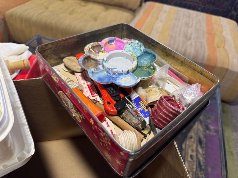 Cajas con pinturas y accesorios para manualidades - imagen 7