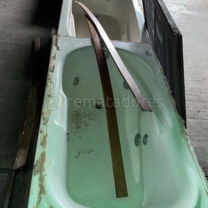 Lote siguiente: Bañeras Blancas de Hidromasaje con Accesorios