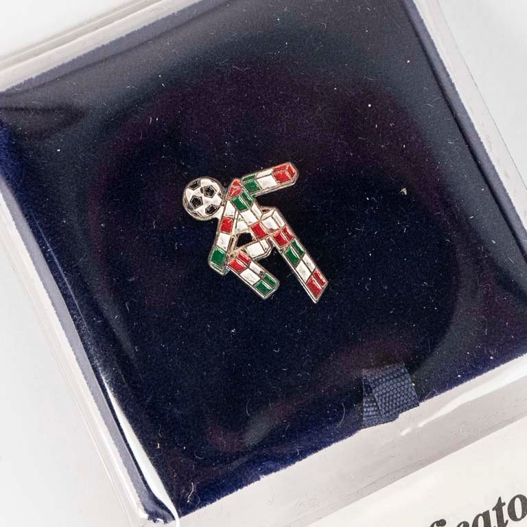 Prendedor de bronce y esmalte Mundial Italia 90 - imagen 2