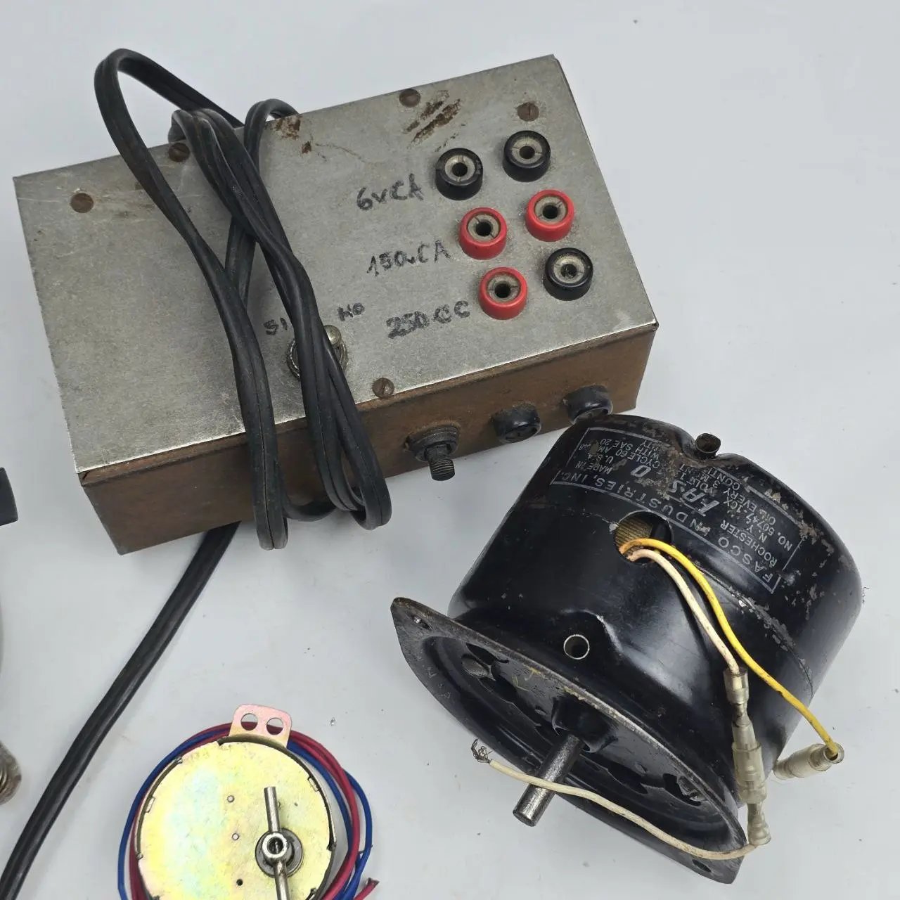 Item lote-43-fuente-multi-salida-y-3-motores - Image 2