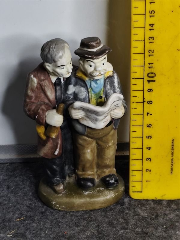 Figura de Porcelana Biscuit: Dos Hombres Leyendo un Periódico - imagen 1