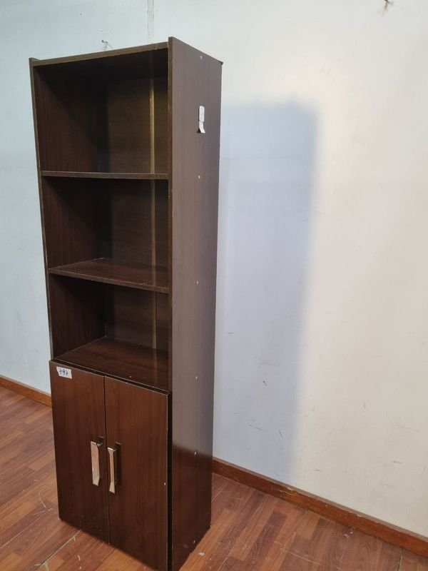 Librería de madera con puertas - imagen 3