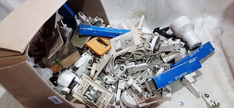 Lotes de artículos de electricidad en mal estado - imagen 2