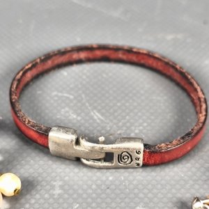Lote de Joyería: 4 Pares de Aretes y 1 Pulsera de Cuero y Metal - imagen 6